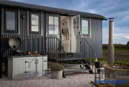 Luxury Shepherd hut with hot tub - Image 1