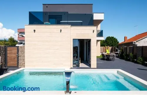 Casa con barbacoa, piscina privada y terraza - Image 1