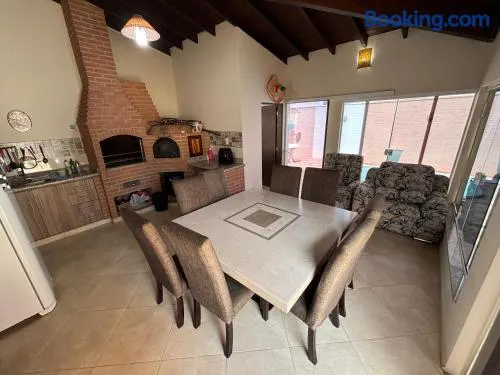 Casa com piscina em condomínio - Image 1