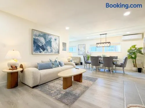 Modern Cozy Retreat 4BR 4BA Free Parking for4 - Image 1