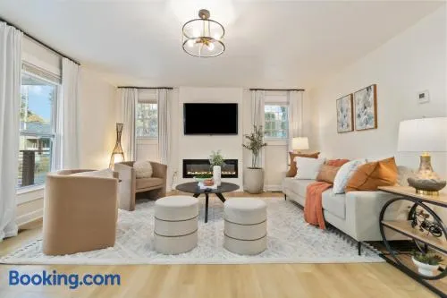 Renovated & Spacious 2BR Downtown Retreat 2 Minutes to FUSE District Pet Friendly Free Parking - Image 1