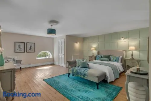 Stylish 4-Bed Apartment in Suffolk l Near Town - Image 1