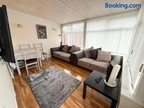 Stylish 4-Bedroom Home with Modern Comforts - Image 1