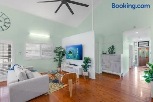 The Oasis - Charming Family Retreat on City Fringe - Image 1