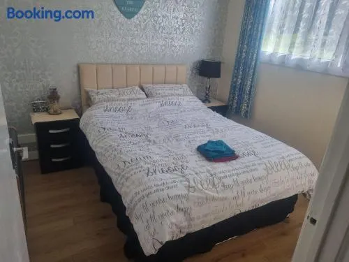 Villa Sleeps 4 with Free Parking - Image 1