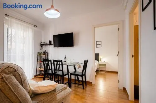 Apartamento cerca del centro y de la estacion Santa Justa a pie, 1 plaza de Parking gratis - Image 1