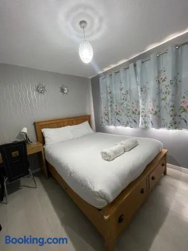 Chic 2 Bed Apartment with Free Parking- Recently Redecorated, 10 Minutes to City Centre - Image 1