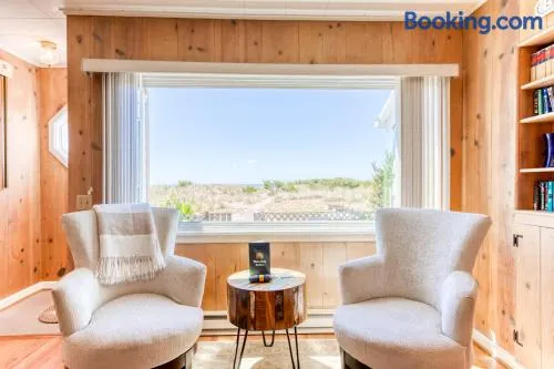 Cheri's Oceanfront Getaway - Image 1