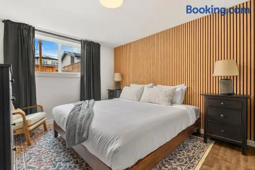 Urban Hideaway Walk to Shops 3BR 8px - Image 1