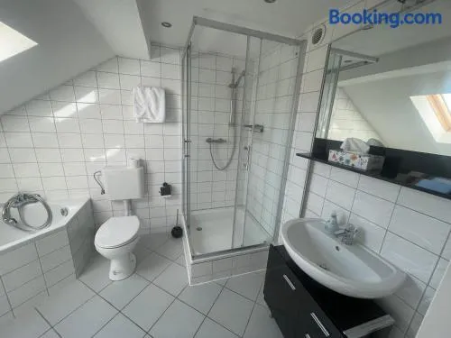 Weißes Apartmenthaus am Kanal - Image 1