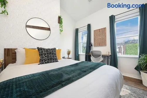 HostWise Stays - The Larryville - Amazing Bathroom, Perfect Location, Custom Build - Image 1