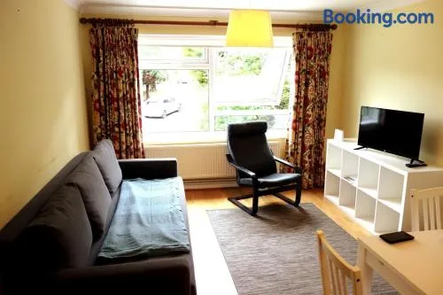 NEW Cosy 2 Bedroom Flat - Englefield Green - Image 1