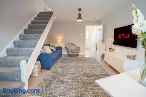 Stylish 2-Bedroom Home, Sleeps 5, High-Speed Wi-Fi, Near NEC & BHX - Image 1