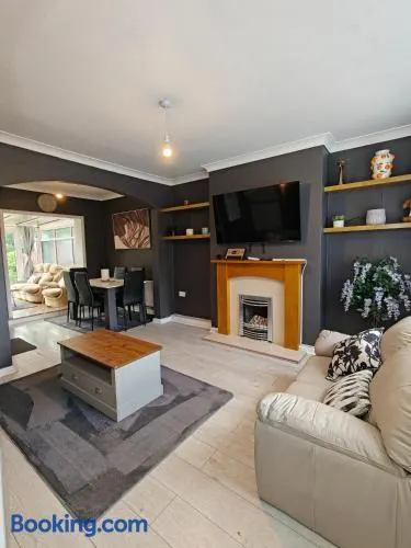 Pannell Avenue Spacious Home with Private Parking - Image 1