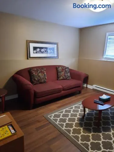 Lovely 2 Bedroom apartment close to Avalon Mall - Image 1