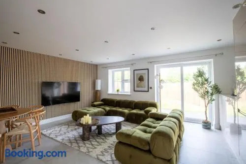 Barr's House New 5 Bed Home Near Windsor - Image 1