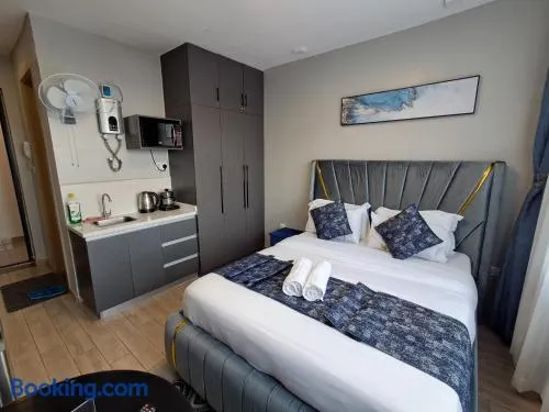 Favorite Staycation by Janice - Modern Comfort Near Airport - Image 1