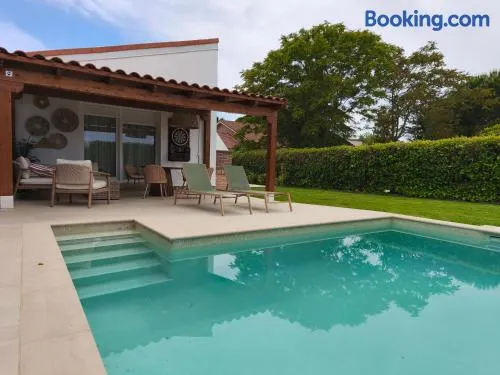Bonita casa con jardín y piscina - Image 1