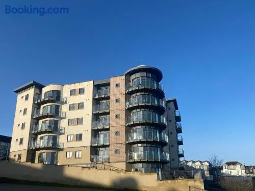 Amazing 2-bedroom apartment with lovely sea views - Image 1