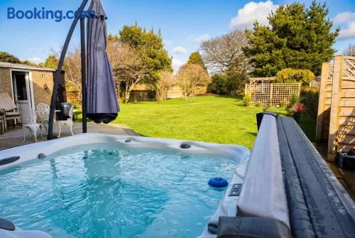 Hill Head Beachside Cottage with Large Garden and Sea Views 5bed slp12 - Image 1
