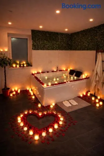 Wood Spa Wellness Suite mit Whirlpool & Sauna nahe Göttingen - Image 1