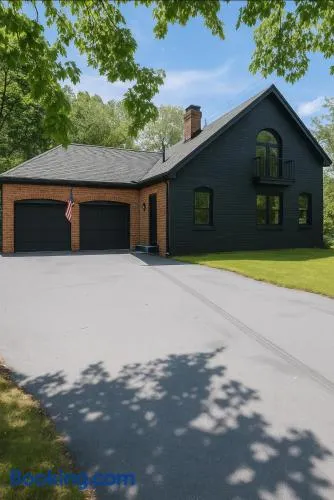 Clifford Luxury Retreat 3BR Self Check In Home - Image 1