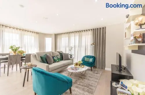 FREE Parking 3BR London Flat with Netflix Baby Cot - Image 1