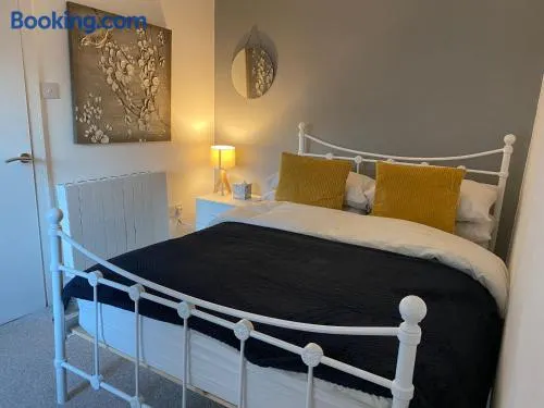 Cosy 2 Bed Flat 1 in Bridgend - Image 1