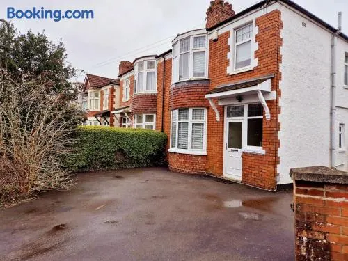Spacious house with parking in excellent location - Image 1