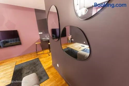 LouerAngoueme - L'Ecrin Pourpre - Cinéma Privé - Hyper Centre - Wifi - Proche Gare - Idéal perso & professionnels - Cuisine Équipée - LouerAngouleme - Image 1