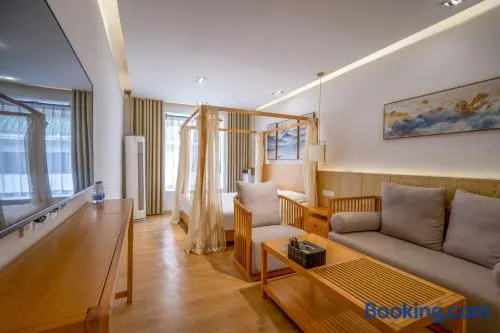 Floral Hotel Guilin Daifeng Lake House - Image 1