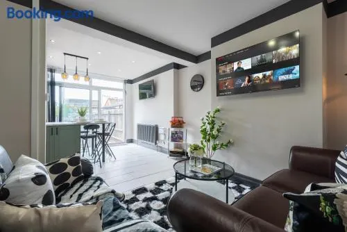 4 Bedroom Quiet Leafy Snazzy Elroi Exclusive 2 Vehicles Private Parking Home - A63 - Close to shops - Image 1