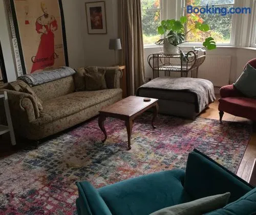 Large flat with garden view near Bath centre - Image 1