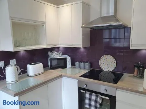 THE ELFIN- Lovely 1 Bedroom - Free Parking - Image 1