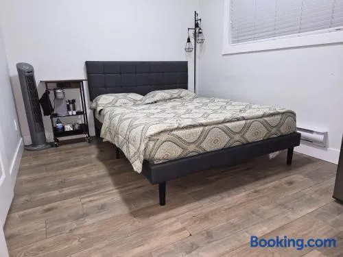 Private modern room with separate entrance - Image 1