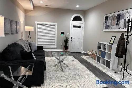 Modern Comfort in Historic East Baltimore Stylish 3BR Row Home - Image 1