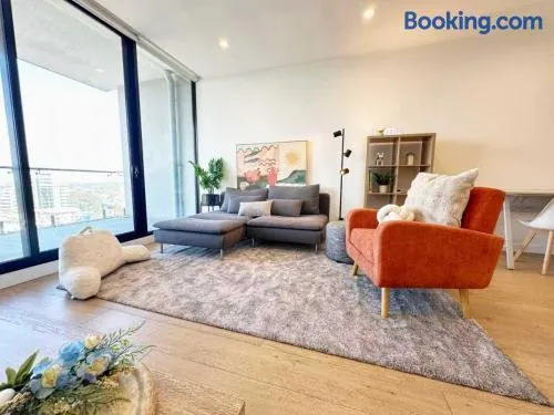 DS1002 - 2B2B Spacious Carnegie Penthouse Free Parking 2 bed 2 bath Top Floor 5mins to Chadstone Shopping centre Monash Uni 1min Carnegie railway - Image 1