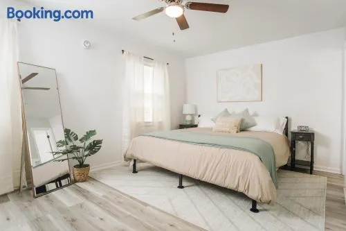 Tranquil Luxury: Modern Comfort! - Image 1