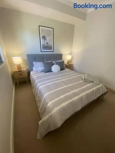 Bright 1 Bedroom Joondalup Stay - Image 1