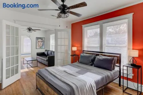 Charming Cooper-Young Flat in the Heart of Memphis - Image 1