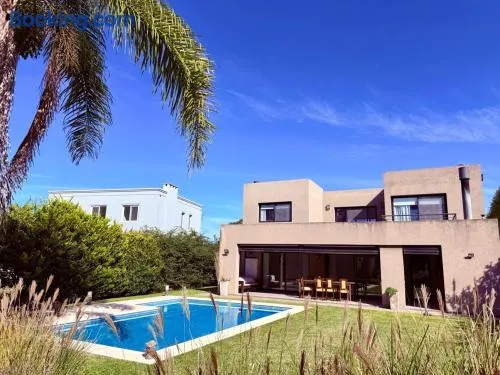 Casa con piscina en Estancias del Pilar, 3 dormitorios, jardín y parrilla - Image 1