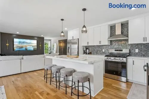 Modern 3BR Retreat Near NYC, EWR & MetLife - Image 1