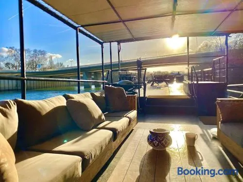 Grande Péniche Climatisée avec Terrasse - Proche Paris - Image 1