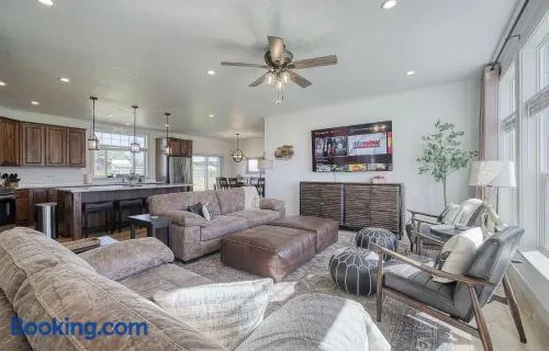 3 King Beds Spacious 4 BR 3 BATH AC Near Jackson - Image 1
