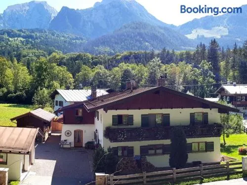 Charmant appartement de vacances adapté aux familles avec barbecue et jardin | Vue jardin - Image 1
