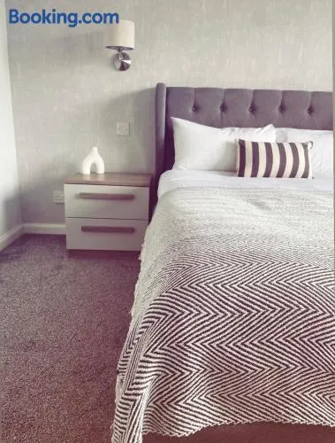 Malva - Modern 2 Bedroom Bungalow in Wick Sleeps 4 with private parking - NC500 Route - Image 1