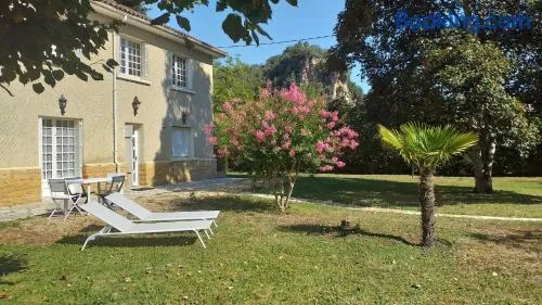 Gîte près de Sarlat avec jardin et salon de massages - Image 1