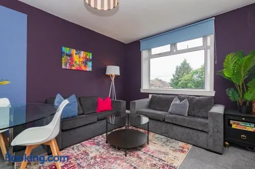Central Motherwell 2 Bed Cozy Contractor Apartment for Large Groups by Dream Key Solution - Image 1
