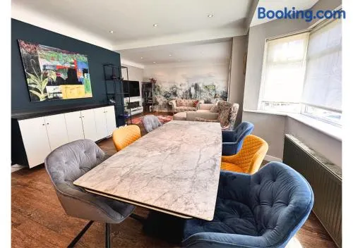 Spacious 4-Bedroom Detached House with Garden & Parking near Underground - Image 1