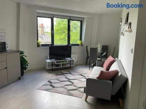 Modern Suite- Bedford City centre with free gym & parking - Image 1